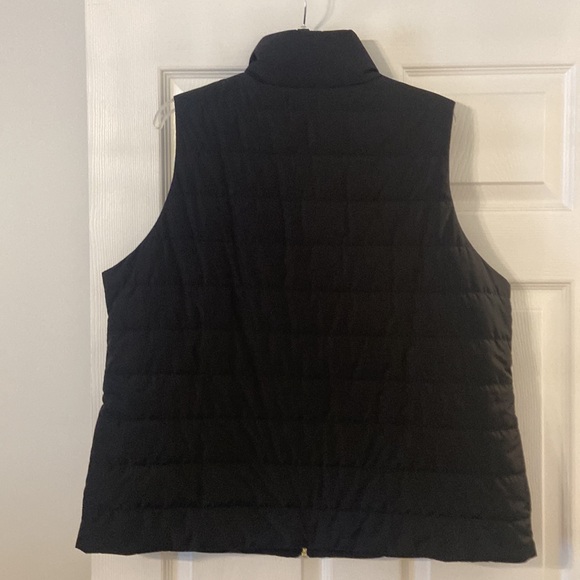 MICHAEL KORS Women’s Vest size 1X  zipper front gold length 28” bust 46” black - Picture 5 of 12